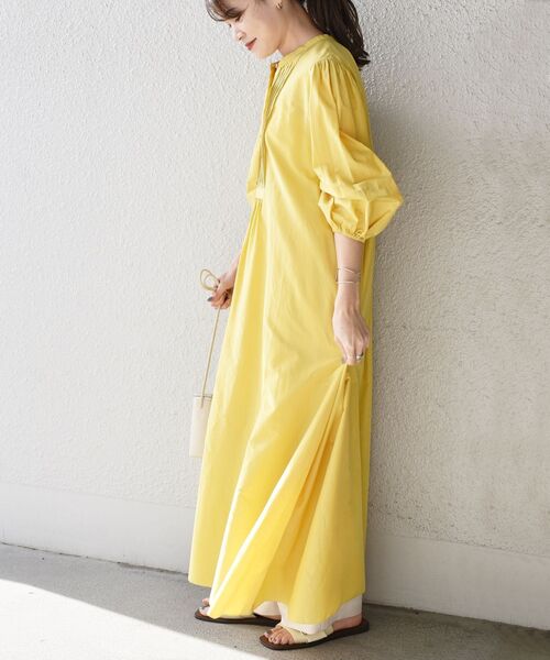 SHIPS（シップス）の「コットンシルクピンタックワンピース◇（ワンピース・レディース・カーキ/イエロー・ONE SIZE）」の4枚目の写真