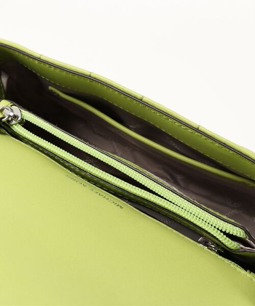 MICHAEL KORS（マイケルコース）の「SOHO(ソーホー) チェーンショルダー ラージ（ショルダーバッグ・レディース・ライム・FREE）」の3枚目の写真