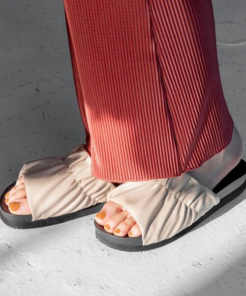 coen（コーエン）の「ギャザープラットフォームサンダル（サンダル・レディース・ブラック/ベージュ・SMALL/MEDIUM/LARGE）」の2枚目の写真