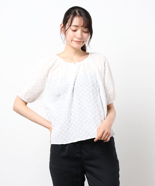 emi+(エミプラス)の「5分袖花柄刺繍フロントボタンブラウス(シャツ/ブラウス・レディース・ホワイト/ベージュ・FREE)」の3枚目の写真
