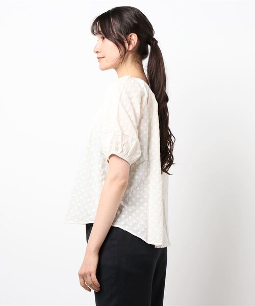 emi+(エミプラス)の「5分袖花柄刺繍フロントボタンブラウス(シャツ/ブラウス・レディース・ホワイト/ベージュ・FREE)」の5枚目の写真