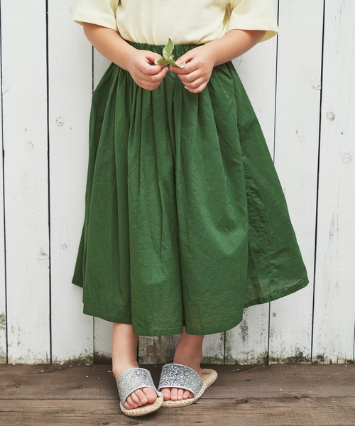 &yam(アンドヤム)の「コットンボイルワッシャーロングスカート(スカート・キッズ・ブラック/グリーン/ブルー/ブラウン/ピンク/ベージュ・130-140cm/120-130cm/150-160cm/110-120cm/140-150cm)」の4枚目の写真