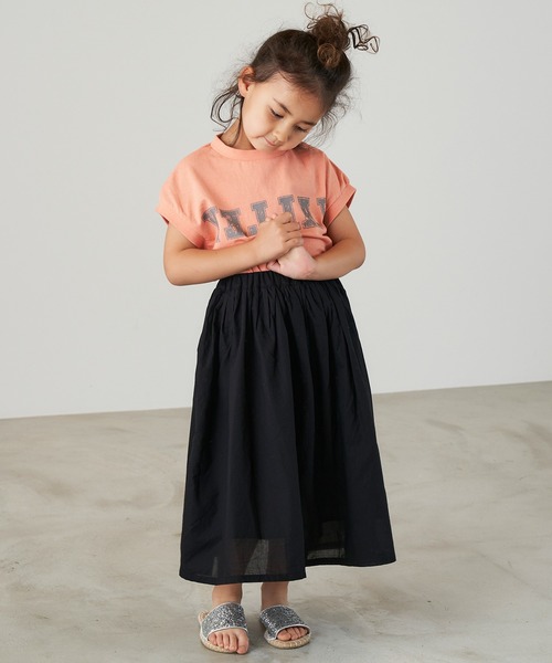 &yam(アンドヤム)の「コットンボイルワッシャーロングスカート(スカート・キッズ・ブラック/グリーン/ブルー/ブラウン/ピンク/ベージュ・130-140cm/120-130cm/150-160cm/110-120cm/140-150cm)」の2枚目の写真