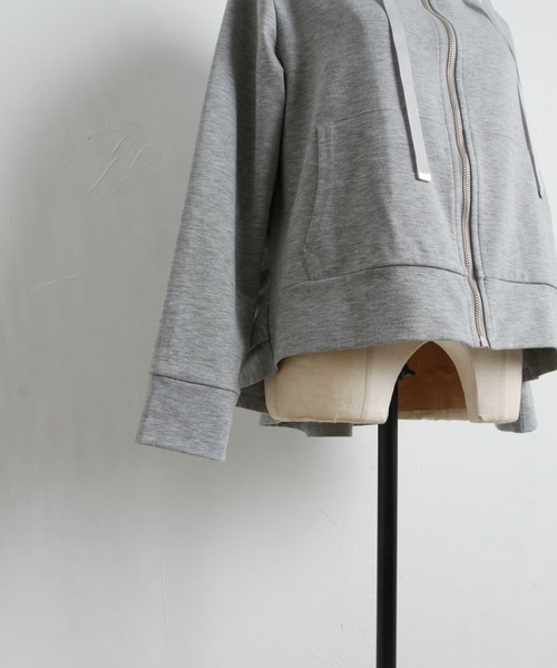 tocco closet（トッコ　クローゼット）の「バックフリル裏毛パーカー（パーカー・レディース・ブラック/グレー・M）」の22枚目の写真