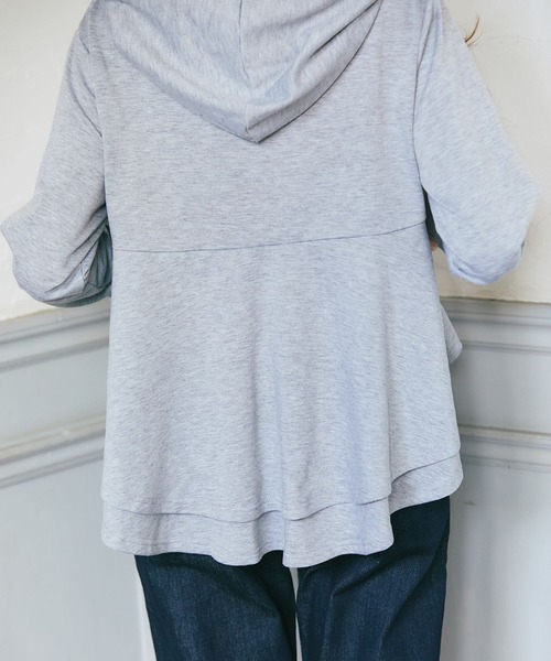tocco closet（トッコ　クローゼット）の「バックフリル裏毛パーカー（パーカー・レディース・ブラック/グレー・M）」の12枚目の写真