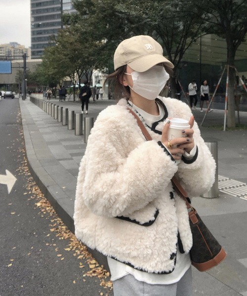 HALEY PESCA（ヘーリーペスカ）の「HALEY PESCA/ノーカラー ボアジャケット（ノーカラージャケット・レディース・ホワイト/ブラウン・FREE）」の2枚目の写真