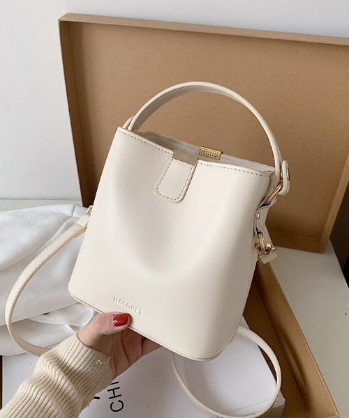 sakishimatokyo(サキシマトーキョー)の「スクエアショルダーバッグ(ショルダーバッグ・レディース・ブラック/ブラウン/オフホワイト/グリーン/イエロー・FREE)」の1枚目の写真