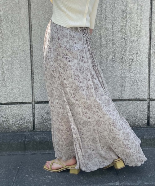 archives(アルシーヴ)の「花柄楊柳バックレースアップスカート(スカート・レディース・グレー/ブラック/イエロー・MEDIUM)」の2枚目の写真