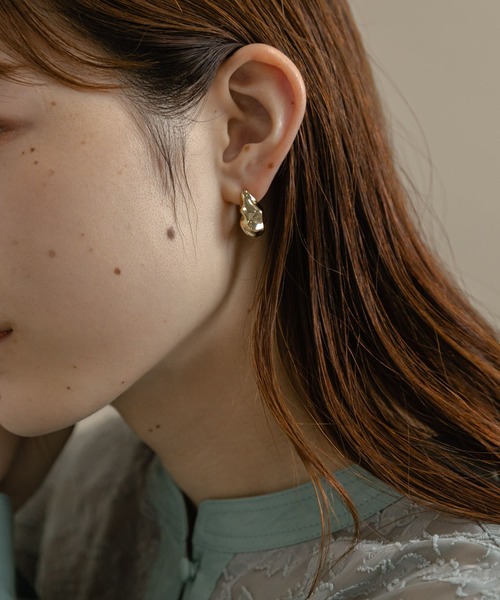 SMELLY(スメリー)の「シワメタルピアス(ピアス(両耳用)・レディース・ゴールド・-)」の2枚目の写真