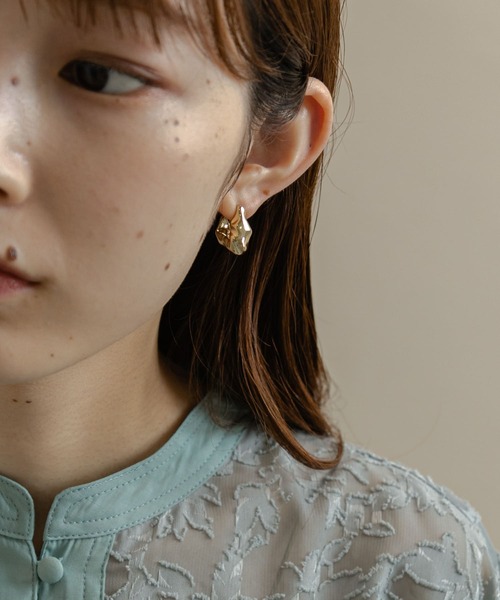 SMELLY(スメリー)の「シワメタルピアス(ピアス(両耳用)・レディース・ゴールド・-)」の3枚目の写真