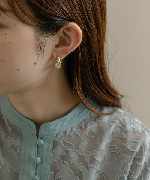 SMELLY(スメリー)の「シワメタルピアス(ピアス(両耳用)・レディース・ゴールド・-)」の4枚目の写真