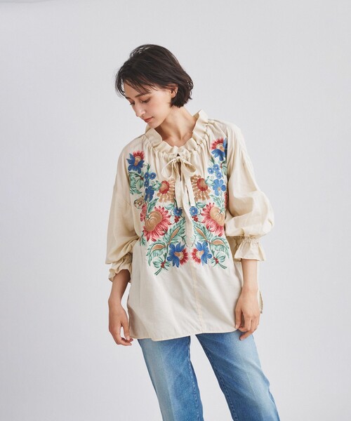 グレースコンチネンタル　フリルスタンド刺繍トップ GRACE CONTINENTAL（グレースコンチネンタル）の「フリル