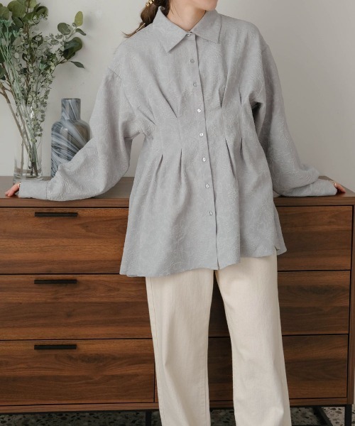 Bab（バブ）の「ジャガードタックシャツブラウス（シャツ/ブラウス・レディース・ライトグレー/ベージュ/オフホワイト・M）」の5枚目の写真