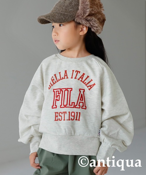 antiqua(アンティカ)の「雰囲気底上げ!カレッジ風『FILA』ロゴ入りスウェットトップス(スウェット・キッズ・レッド/オートミール・130/140/150/160)」の2枚目の写真