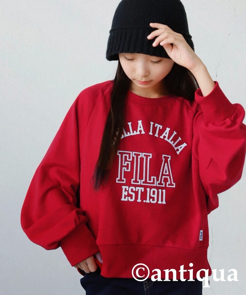 antiqua(アンティカ)の「雰囲気底上げ!カレッジ風『FILA』ロゴ入りスウェットトップス(スウェット・キッズ・レッド/オートミール・130/140/150/160)」の1枚目の写真