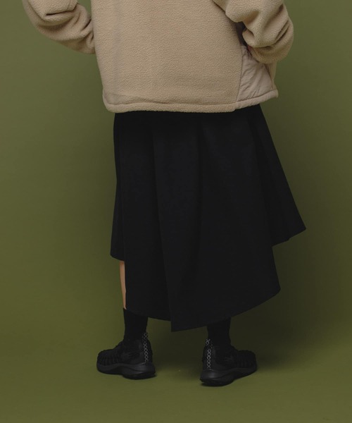 Uiscel(ユイセル)の「Uiscel 4WAYストレッチボリュームマキシスカート(スカート・レディース・ブラック/モカ・ONE)」の4枚目の写真