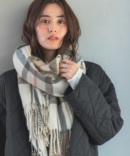 LEPSIM（レプシィム）の「洗えるチェックストール　294846（ストール/ショール・レディース・ライトグレー/ベージュ/オフホワイト/ピンク/イエロー/ブルー・ONE SIZE）」の2枚目の写真