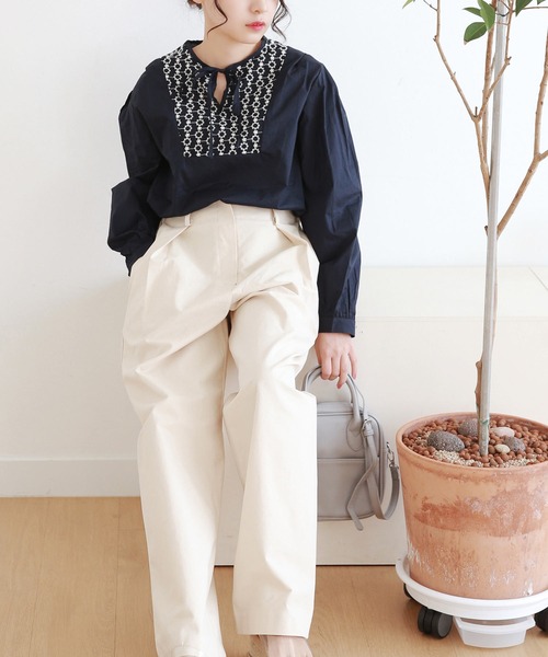 Isn't She?(イズントシー)の「ウエストタックパンツ(その他パンツ・レディース・カーキ/アイボリー・FREE)」の3枚目の写真