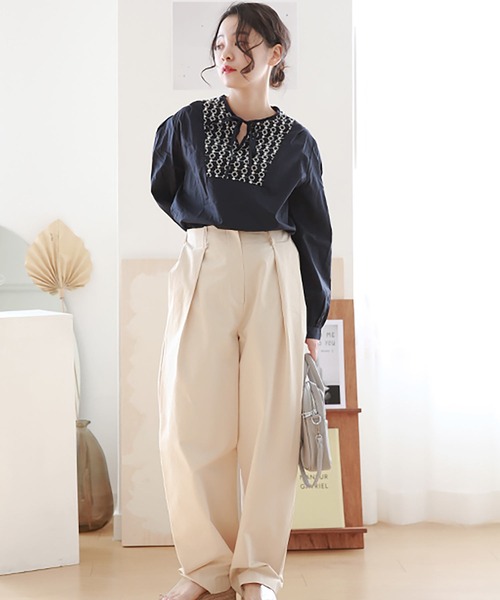 Isn't She?(イズントシー)の「ウエストタックパンツ(その他パンツ・レディース・カーキ/アイボリー・FREE)」の4枚目の写真