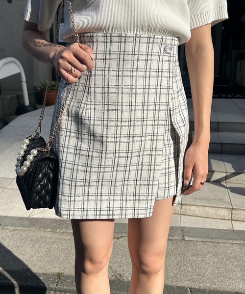 one after another NICE CLAUP（ワンアフターアナザーナイスクラップ）の「ビジューボタンスカパン（その他パンツ・レディース・ブラック/アイボリー/ブラック×ホワイト/ホワイト系その他・FREE）」の3枚目の写真