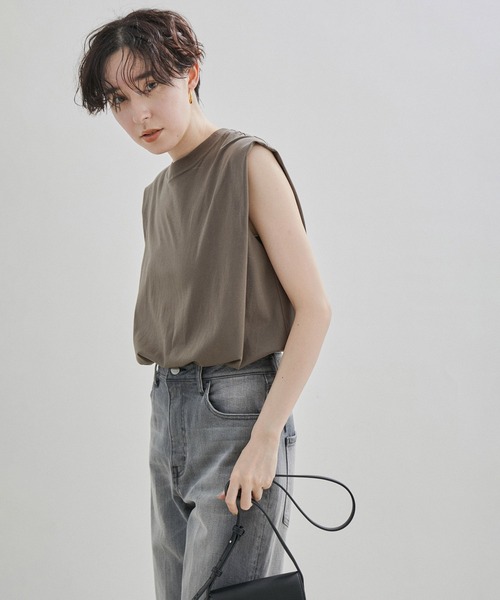 SALON adam et rope'(サロン アダム エ ロペ)の「【UVケア・接触冷感・洗濯耐久】PRIMA VEIL コットンノースリーブTシャツ(Tシャツ/カットソー・レディース・ホワイト/ブラック/カーキ・FREE)」の3枚目の写真