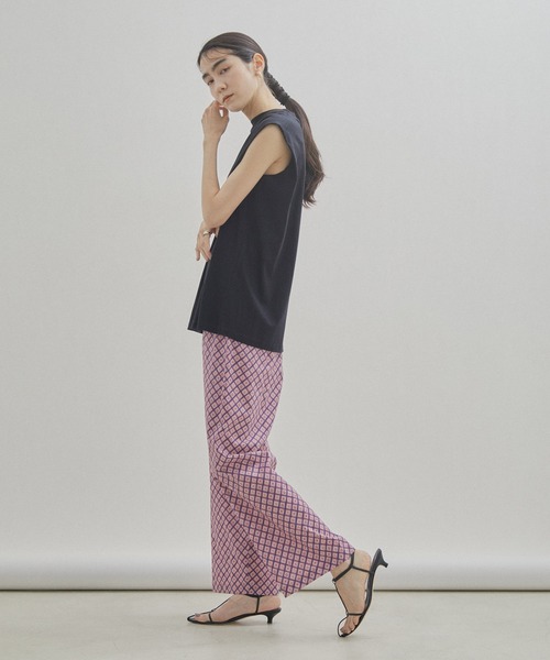 SALON adam et rope'(サロン アダム エ ロペ)の「【UVケア・接触冷感・洗濯耐久】PRIMA VEIL コットンノースリーブTシャツ(Tシャツ/カットソー・レディース・ホワイト/ブラック/カーキ・FREE)」の5枚目の写真