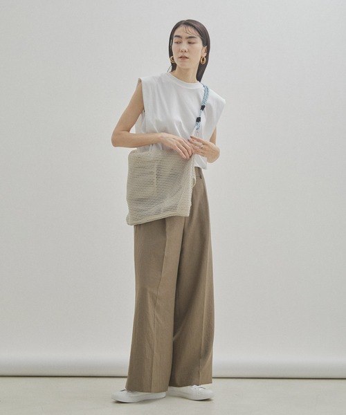 SALON adam et rope'(サロン アダム エ ロペ)の「【UVケア・接触冷感・洗濯耐久】PRIMA VEIL コットンノースリーブTシャツ(Tシャツ/カットソー・レディース・ホワイト/ブラック/カーキ・FREE)」の4枚目の写真