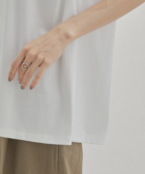 SALON adam et rope'(サロン アダム エ ロペ)の「【UVケア・接触冷感・洗濯耐久】PRIMA VEIL コットンノースリーブTシャツ(Tシャツ/カットソー・レディース・ホワイト/ブラック/カーキ・FREE)」の17枚目の写真