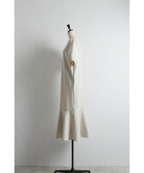 &. NOSTALGIA（アンドドットノスタルジア）の「【ZOZO限定】コクーンスリーブスウェットワンピース（ワンピース・レディース・オートミール/ブラック/ダークグレー・M）」の5枚目の写真