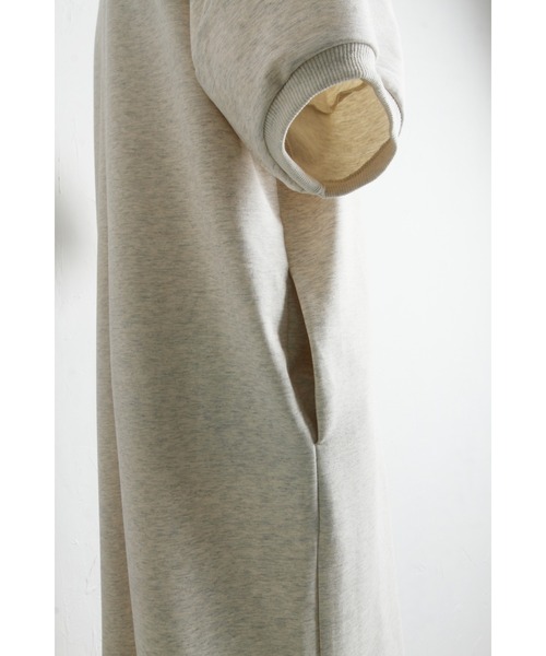 &. NOSTALGIA（アンドドットノスタルジア）の「【ZOZO限定】コクーンスリーブスウェットワンピース（ワンピース・レディース・オートミール/ブラック/ダークグレー・M）」の8枚目の写真