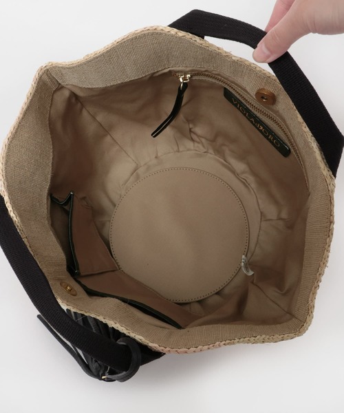 VIOLAd'ORO（ヴィオラドーロ）の「VIOLA d’ORO　テープモチーフラフィアバッグ（ハンドバッグ・レディース・ブラック/ゴールド系その他/ゴールド・ONE）」の9枚目の写真