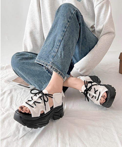 Shoes in Closet(シューズインクローゼット)の「【新色入荷】+6.5㎝ 軽量 厚底 ボリュームソール レースアップ リボン スポーツ サンダル 6357(サンダル・レディース・ベージュ/ホワイト/ブラック×ホワイト/ブラック/ダークブラウン/ホワイト×ブラック/ブラック系その他/ホワイト系その他・S/M/L/LL/3L/XS)」の21枚目の写真
