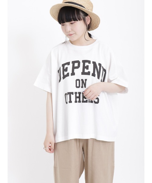 Samansa Mos2(サマンサ モスモス)の「ロゴアソートプリントTシャツ(Tシャツ/カットソー・レディース・オフホワイト/サックスブルー/ピンク/グリーン/チャコール/キナリ・フリ-)」の2枚目の写真