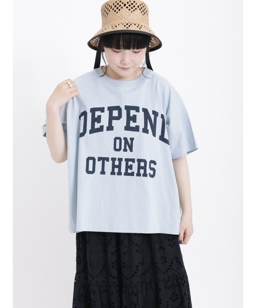 Samansa Mos2(サマンサ モスモス)の「ロゴアソートプリントTシャツ(Tシャツ/カットソー・レディース・オフホワイト/サックスブルー/ピンク/グリーン/チャコール/キナリ・フリ-)」の6枚目の写真