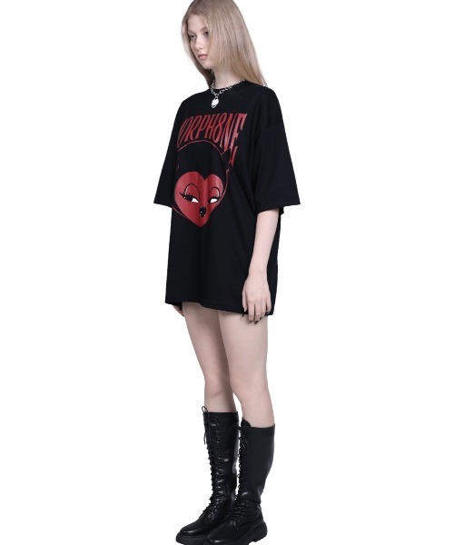MORPH8NE(モルフィン)の「【MORPH8NE/モルフィン】DEVILISH TEE/ デビリッシュ 半袖Tシャツ プリントT オーバーサイズT(Tシャツ/カットソー・レディース・ブラック・ONE SIZE)」の2枚目の写真