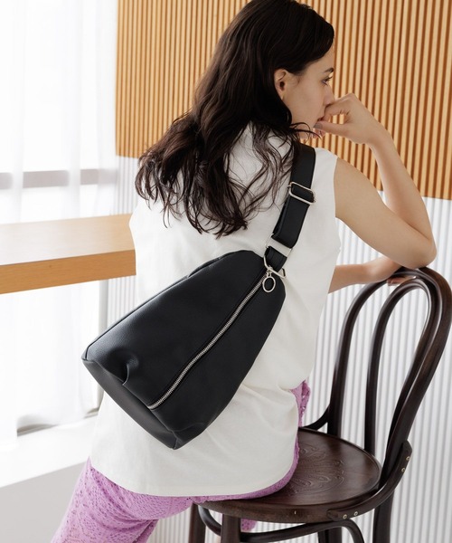 LAKOLE（ラコレ）の「2WAYタックボディバッグ / 965057（ボディバッグ/ウエストポーチ・レディース・ホワイト/ブラック/モカ・FREE）」の3枚目の写真