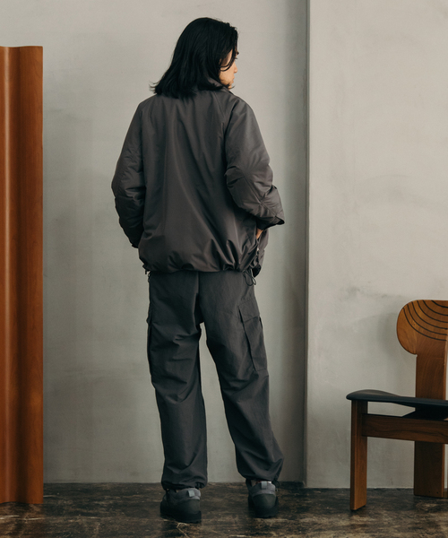 JOURNAL STANDARD(ジャーナルスタンダード)の「ハイカウントタフタ パデッドブルゾン(ナイロンジャケット・メンズ・ベージュ/ブラック/チャコールグレー・MEDIUM/LARGE)」の13枚目の写真