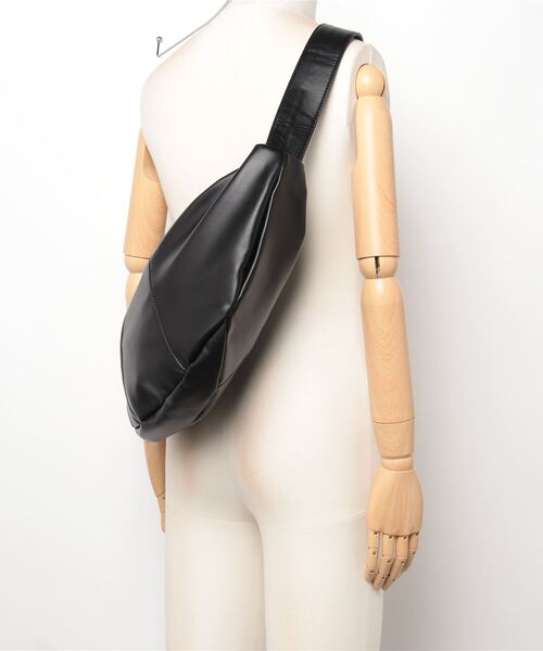 MAISON BREEZE（メゾンブリーズ）の「【MAISON BREEZE】ベルトショルダーPUレザー ボディバッグ クロワッサンバッグ KNF036（ショルダーバッグ・レディース・ブラック/アイボリー・FREE）」の8枚目の写真