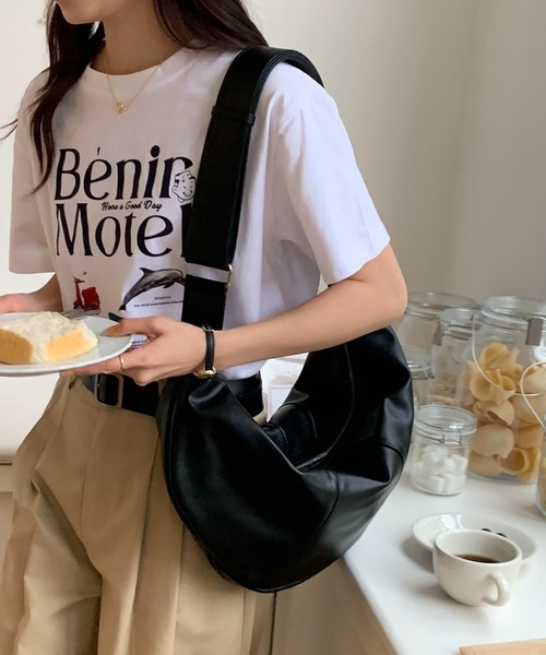 MAISON BREEZE（メゾンブリーズ）の「【MAISON BREEZE】ベルトショルダーPUレザー ボディバッグ クロワッサンバッグ KNF036（ショルダーバッグ・レディース・ブラック/アイボリー・FREE）」の9枚目の写真