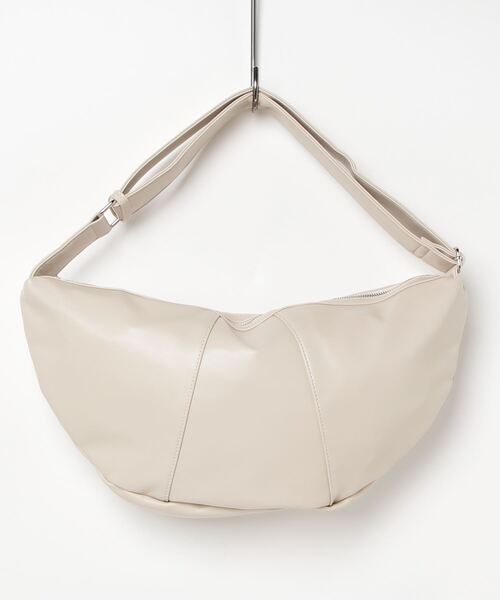 MAISON BREEZE（メゾンブリーズ）の「【MAISON BREEZE】ベルトショルダーPUレザー ボディバッグ クロワッサンバッグ KNF036（ショルダーバッグ・レディース・ブラック/アイボリー・FREE）」の4枚目の写真