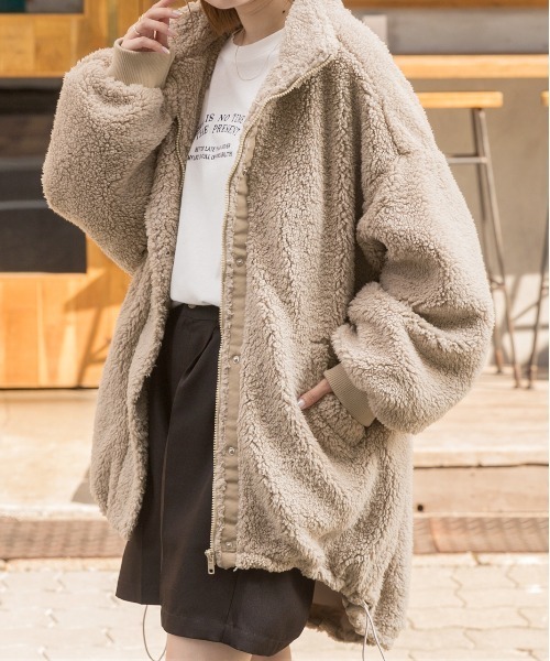 ad thie（アドティエ）の「スタンドカラー モンスターボアジャケット（ブルゾン・レディース・ブラック/モカ/カーキ/オフホワイト/ナチュラル・FREE）」の4枚目の写真
