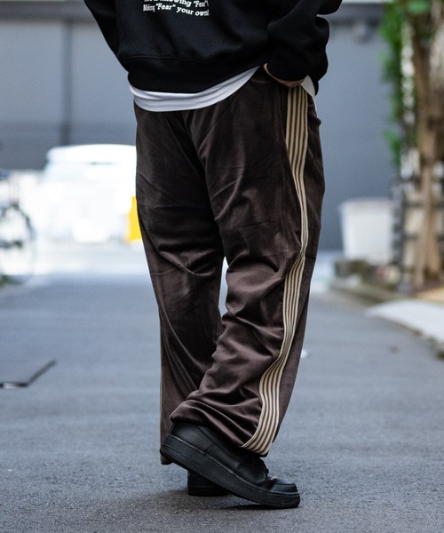 JOHN'S CLOSET(ジョンズクローゼット)の「【13 サイドライン ワンポイント刺繍 ベロアトラックパンツ(その他パンツ・メンズ・ブラウン/ホワイト/ワイン/ブラック・LARGE/MEDIUM)」の7枚目の写真