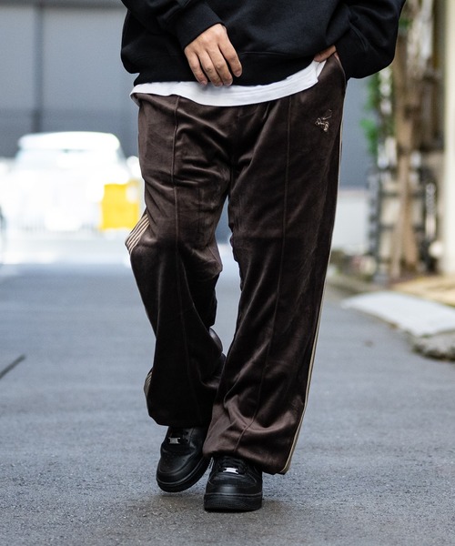 JOHN'S CLOSET(ジョンズクローゼット)の「【13 サイドライン ワンポイント刺繍 ベロアトラックパンツ(その他パンツ・メンズ・ブラウン/ホワイト/ワイン/ブラック・LARGE/MEDIUM)」の5枚目の写真