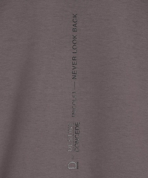 HIDEAWAYS NICOLE（ハイダウェイニコル）の「ダンボールニットロゴプリントクルーネックプルオーバー（Tシャツ/カットソー・メンズ・オフホワイト/チェック/ブラック/モカ・MEDIUM/LARGE/X-LARGE）」の8枚目の写真