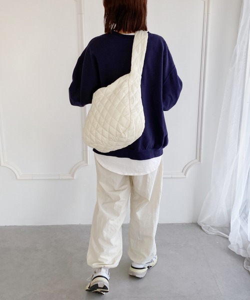 MYMOOD.(マイムード)の「【A4サイズ収納可】キルティングショルダーバッグ マザーズ トラベルバッグ(ショルダーバッグ・レディース・アイボリー/ブラック・FREE)」の7枚目の写真
