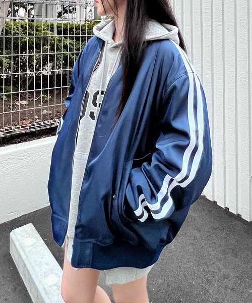 Figments（フィグメンツ）の「オーバーサイズラインボンバージャケット（ブルゾン・レディース・ブラック/ブルー・LARGE/X-LARGE）」の5枚目の写真