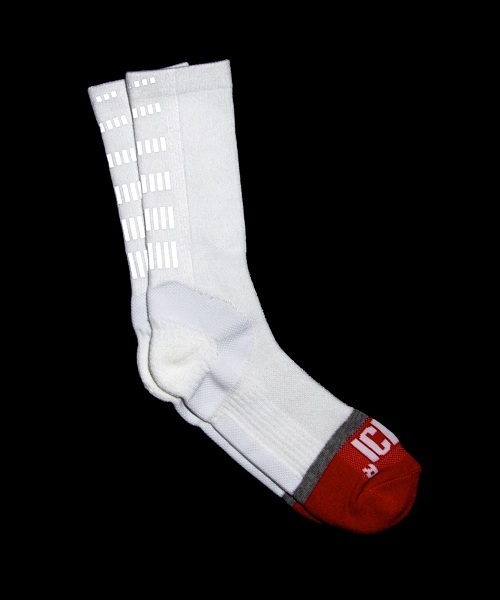 ICNY(アイシーエヌワイ)の「メンズ アイスコールド ニューヨーク リフレクターソックス ICNY HALF CALF BASIC GRANDIENT(ソックス/靴下・メンズ・ホワイト/グレー・27cm)」の1枚目の写真