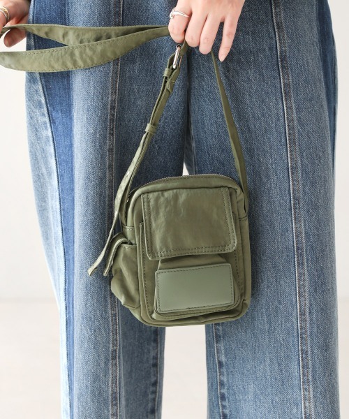 Bou Jeloud(ブージュルード)の「ナイロン合皮切替ミニBAG(ショルダーバッグ・レディース・ブラック/カーキ/アイボリー・ONESIZE)」の3枚目の写真