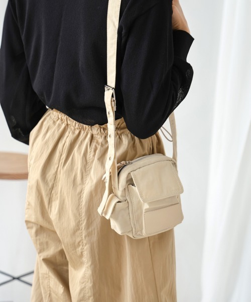 Bou Jeloud(ブージュルード)の「ナイロン合皮切替ミニBAG(ショルダーバッグ・レディース・ブラック/カーキ/アイボリー・ONESIZE)」の11枚目の写真