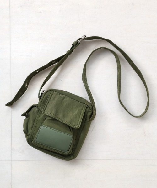 Bou Jeloud(ブージュルード)の「ナイロン合皮切替ミニBAG(ショルダーバッグ・レディース・ブラック/カーキ/アイボリー・ONESIZE)」の4枚目の写真